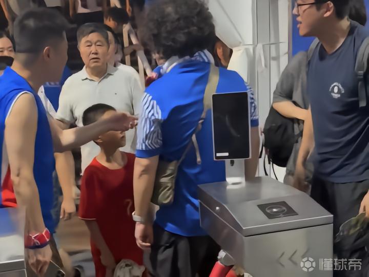 看台文化的反思：当激情变成谩骂
